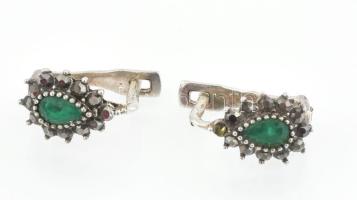 Ezüst(Ag) zöld köves fülbevalópár, jelzett, kőhiánnyal, h: 1,5 cm, bruttó: 1,8 g