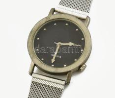 Kvarc karóra, fém szíjjal, működik, karcokkal, számlap d: 28 mm