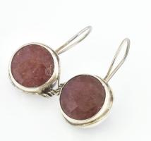 Ezüst(Ag) fülbevalópár gyökér rubinnal, jelzett, d: 1,5 cm, bruttó: 8,8 g