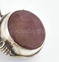 Ezüst(Ag) fülbevalópár gyökér rubinnal, jelzett, d: 1,5 cm, bruttó: 8,8 g