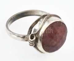 Ezüst(Ag) gyűrű gyökér rubinnal, jelzés nélkül, méret: 56, bruttó: 5,7 g