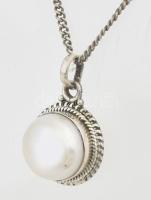 Ezüst(Ag) nyaklánc tenyésztett gyönggyel díszített medállal, jelzett, h: 46 cm, bruttó: 9,4 g
