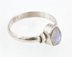 Ezüst(Ag) gyűrű opál díszítéssel, jelzett, méret: 51, bruttó: 1,4 g