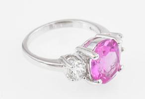 Ezüst(Ag) gyűrű rózsaszín kővel, jelzett, méret: 49, bruttó: 3,7 g