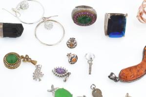 Ezüst(Ag) vegyes ékszercsomag, jelzéssel és jelzés nélkül, bruttó: 110 g