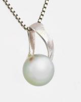 Ezüst(Ag) venezianer nyaklánc tenyésztett gyöngy függővel, jelzett, h: 36 cm, bruttó: 5,7 g