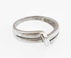 Ezüst(Ag) fonott gyűrű, jelzett, méret: 54, nettó: 2,39 g