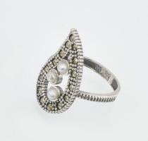 Ezüst(Ag) gyűrű markazittal és gyönggyel, jelzett, méret: 53, bruttó: 3,7 g