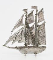 Ezüst(Ag) miniatűr vitorlás hajó, jelzett, 9,5×8,5 cm, nettó: 60,7 g