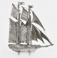 Ezüst(Ag) miniatűr vitorlás hajó, jelzett, 9,5×8,5 cm, nettó: 60,7 g