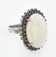 Ezüst(Ag) gyűrű opállal, jelzés nélkül, méret: 61, bruttó: 11,3 g