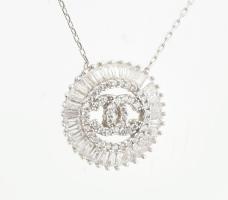 Ezüst(Ag) nyaklánc medálos középrésszel, jelzett, h: 44 cm, bruttó: 3,2 g