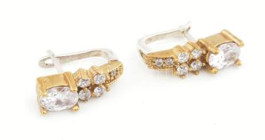 Ezüst(Ag) fülbevalópár fehér kövekkel, jelzés nélkül, h: 2,5 cm, bruttó: 9 g