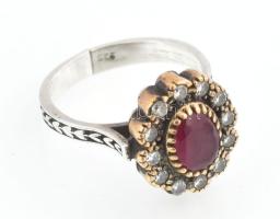 Ezüst(Ag) gyűrű rubinnal, jelzett, sérült, méret: 51, bruttó: 4,37 g