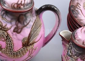 Japán, XX. sz első fele, Satsuma Moriage teás készlet. Feketével árnyalt puncs alapszínen moriage te...