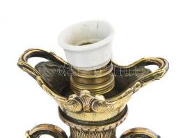 Nagyméretű antik bronz asztali lámpa, egész testén klf domború mintákkal, két oldalt kosfejes díszít...