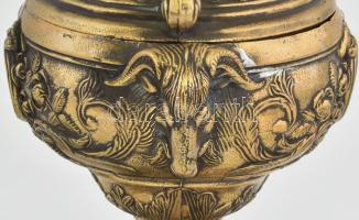 Nagyméretű antik bronz asztali lámpa, egész testén klf domború mintákkal, két oldalt kosfejes díszít...