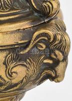 Nagyméretű antik bronz asztali lámpa, egész testén klf domború mintákkal, két oldalt kosfejes díszít...