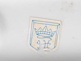 Német porcelán zenélő kislány libával. Címkével jelzett, hibátlan, m: 10,5 cm