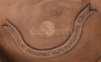 Vajdahunyad vára Történelmi főcsoport nagy méretű plasztikus fajansz tányér. JM jelzéssel, formaszám...