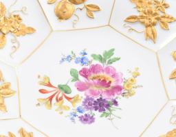 Meisseni dísztál plasztikus gyümölcs díszítéssel, aranyozott, kézzel festett, jelzett, 227 formaszám...