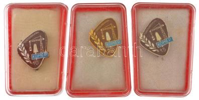 ~1960-1970. "KOMÉP törzsgárdatag 10-15-20 év" műgyantás fém jelvények tokban (3xklf) (26x20mm) T:XF