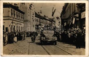 1940 Nagyvárad, Oradea; bevonulás, katonák autóban, Román hitel bank, Hackmayer szabó üzlete / entry of the Hungarian troops, soldiers in automobile, Romanian credit bank, shops + "M. KIR. 49/II. ZÁSZLÓALJ PARANCSNOKSÁG ELLENŐRIZVE" (fl)