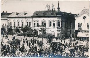 1940 Marosvásárhely, Targu Mures; bevonulás, Tűzharcosok, Vámos és Carmen üzlete. Szabó Miklós fényképészeti műterme / entry of the Hungarian troops, shops. photo (EK)