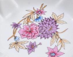 Hollóházi virágmintás bonbonier és hamuzó, jelzett, kis kopással, d: 17 cm, 9x8 cm