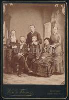 1881 Családi portré, keményhátú fotó Veress Ferenc (1832-1916) kolozsvári műterméből, 16,5×11 cm