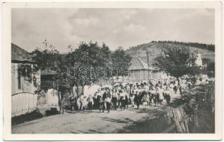 1944 Gyimesfelsőlok, Gyimes-Felsőlok, Lunca de Sus; Lakodalmas menet. Fejér László kiadása / wedding, Transylvanian folklore