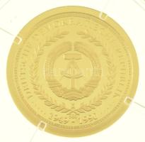 Németország DN "NDK aranyban / Az NDK nemzeti himnusza" jelzett Au emlékérem kapszulában, ...