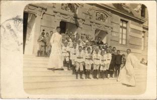 1924 Gödöllő, diákok csoportképe papokkal a Premontrei gimnázium lépcsőin. photo