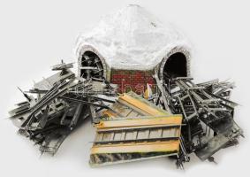 Illusztris sokdarabos antik Märklin vasút modell terepasztal tétel a képen látható szerelvények mell...