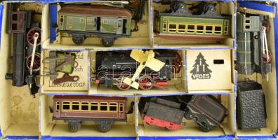 Illusztris sokdarabos antik Märklin vasút modell terepasztal tétel a képen látható szerelvények mell...