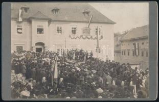 1907 Rauchbauer József piarista házfőnök beszédet mond Erdősi Imre (1814-1890) honvéd tábori lelkész emléktáblájának leleplezési ünnepségén Selmecbányán, a piarista rendház előtt, keményhátú fotó, 12×19 cm