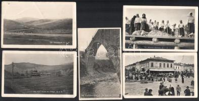 1915 I. világháborús felvételek a keleti frontról (mai Ukrajna területe): Kolomija; építkezésen dolgozó asszonyok; híd a Prut folyón Jaremcse környékén; Tatár-hágó; ortodox templom Deljatin közelében. 5 db eredeti fotó, 14,5x9 cm körüli méretben. / 1915 WWI photos from the Eastern Front (Ukraine): Kolomyia (Kolomea); women working in construction; bridge on the Prut river near Yaremche; mountain pass (Tatarenpass); Orthodox church around Deliatyn. 5 original photos, around 14.5x9 cm.