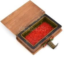 Hadifogságban készült emlékdoboz, réz szerelékkel, nemzeti színű madzagokkal díszítve, kis sérülésse...