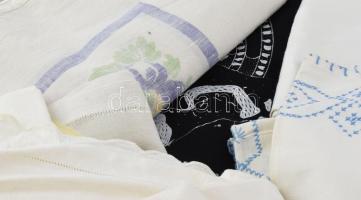 Egy táskányi retro és régi terítő, közte azsúrozott és monogramos darab, vegyes méret és állapot