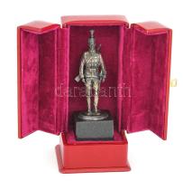 Demjén Imre (1937-): Honvéd huszár. Öntött ezüst (Ag.), márvány talapzaton, jelzett, díszdobozban,
...