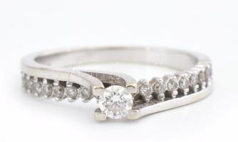 14K fehérarany eljegyzési gyűrű 1 nagy és 18 kisebb gyémánttal (0,18ct és 0,21ct (G,VS)). Jelzett br...