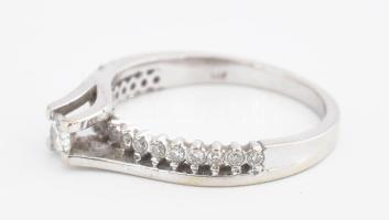 14K fehérarany eljegyzési gyűrű 1 nagy és 18 kisebb gyémánttal (0,18ct és 0,21ct (G,VS)). Jelzett br...
