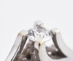 14K fehérarany eljegyzési gyűrű 1 nagy és 18 kisebb gyémánttal (0,18ct és 0,21ct (G,VS)). Jelzett br...
