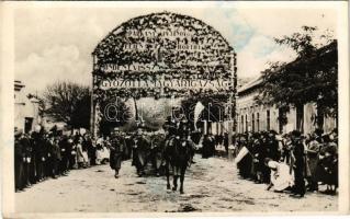 1938 Párkány, Stúrovo; bevonulás, "Éljen Horthy! Mindent vissza! Győzött Magyarország!" díszkapu, magyar zászló / entry of the Hungarian troops, decorated gate, Hungarian flag