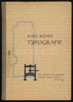 Klemm, Karl: Typografie. Ein Lehr- und Handbuch. Der grafische Betrieb Wissen und Praxis Band 1. Halle (Saale), 1953, VEB Wilhelm Knapp. Német nyelven. Kiadói félvászon-kötés, kissé foltos borítóval, intézményi bélyegzőkkel.