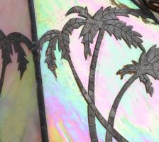 Ólomüveg mennyezeti lámpabúra, kis kopással, pálmafa mintával, d: 41 cm