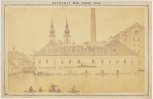 1876 I. mai Szilágyi Dezső tér a Budapest nagy árvíz alatt. Kokrabeli keményhátú fotó 12x16 cm Üvegezett keretben
