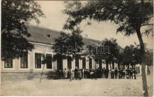 Baj, iskola, gyerekek. Lindenberg Adolf kiadása