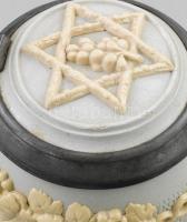 cca 1900, Villeroy & Boch Mettlach Stein porcelán judaika boroskorsó. Opalinüveget utánzó krémpo...