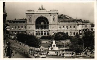 Budapest VII. Keleti pályaudvar, vasútállomás, 69-es és 67-es villamosok Bednay Műbútor reklámmal, étterem